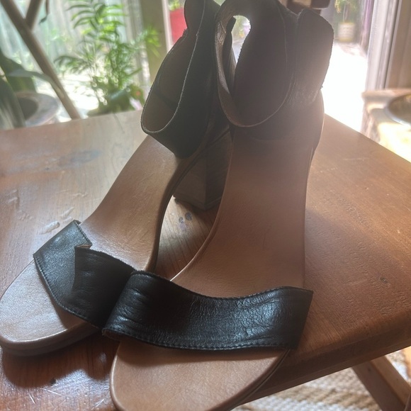 EOS Black and Tan Leather Sandals 39/8.5 - Picture 13 of 16